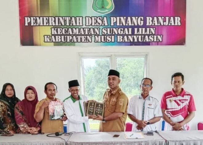 LDII Serahkan Buku Pedoman Ibadah dan Majalah Nuansa Persada ke Perpustakaan Desa Pinang Banjar